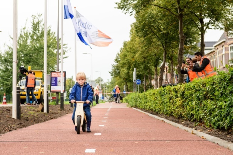 荷兰兹沃勒铺设世界上第一条塑料路